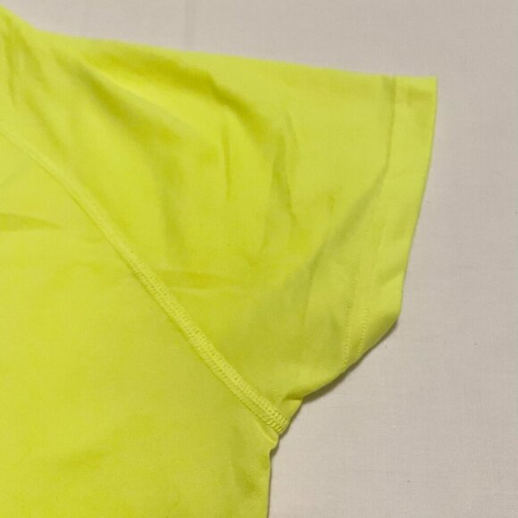 Under Armour Womens Shirt Size Small Heatgear Semi Fitted Tshirt Vneck - Picture 4 of 15